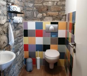 uma casa de banho com um WC e um lavatório em Cozy village house em Skamnéllion
