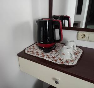 Coffee at tea making facilities sa Стаи за гости Калина1