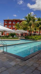 une grande piscine en face d'un bâtiment dans l'établissement Lagoa Quente Hotel - Parque Aquático, à Caldas Novas