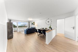 a living room and dining room with a table and chairs at VINFUL: Premium-Apartment mit Balkon und Parkplatz in Mülheim an der Ruhr