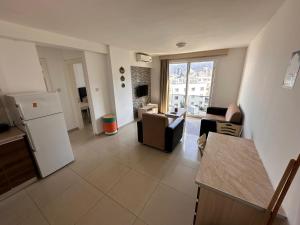 Il dispose d'une cuisine et d'un salon avec un réfrigérateur et des chaises. dans l'établissement Kyrenia center, 2 bedroom, 1 living room, residential apartment, à Kyrenia