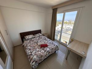 - une chambre avec un lit et une grande fenêtre dans l'établissement Kyrenia center, 2 bedroom, 1 living room, residential apartment, à Kyrenia