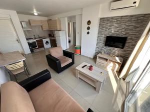 - un salon avec un canapé et une table dans l'établissement Kyrenia center, 2 bedroom, 1 living room, residential apartment, à Kyrenia