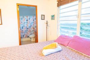 Voodi või voodid majutusasutuse Hill Top Apartment with 360 Degree Balcony View toas