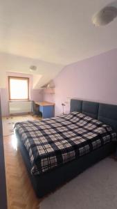 una camera con un letto con una coperta a scacchi di Cozy Ivana's Apartment a Skopje