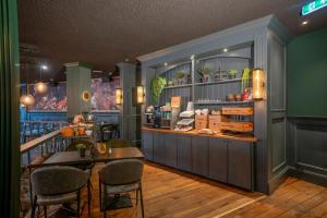 a restaurant with a table and chairs in a room at Stadshotel Heerlen in Heerlen