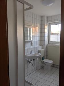 y baño con lavabo y aseo. en Kiefernblick, en Ostseebad Karlshagen