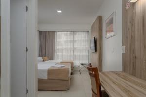 ein Hotelzimmer mit einem Bett und einem Fenster in der Unterkunft Hotel Praia Bonita Jatiúca in Maceió