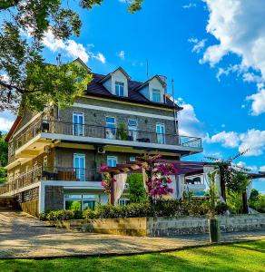 um grande edifício com flores em frente em LOTE20 Hotel Boutique em Bento Gonçalves