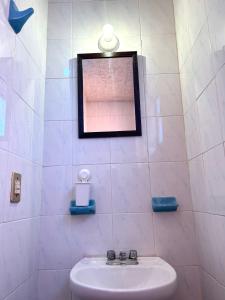 baño con espejo y lavabo en Foro Sol, en Ciudad de México