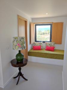una camera con due letti e un tavolo con una lampada di Ocean & Countryside Apartments a Encarnação