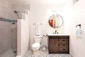 La salle de bains est pourvue de toilettes, d'un lavabo et d'un miroir. dans l'établissement Hol Chan Reef Resort & Villas, à San Pedro