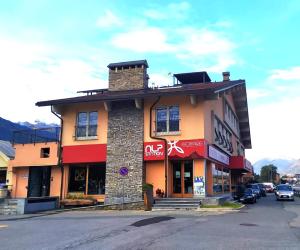 un bâtiment situé sur le côté d'une rue dans l'établissement Appartamento Ottoz Aosta, à Aoste
