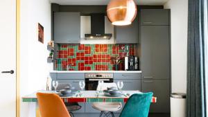 uma cozinha com mesa e cadeiras e uma cozinha com fogão em Huis met de krul em Amsterdã
