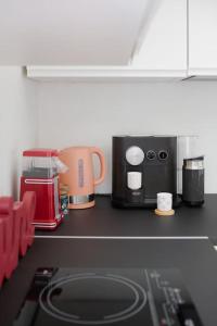 a kitchen counter with a coffee maker and a microwave at LaPalma Venezia (perfetto per famiglie) in Mestre