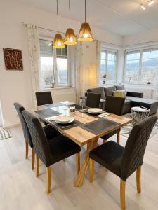 - une salle à manger avec une table et des chaises dans l'établissement Ferienhaus Alegria, à Tieschen