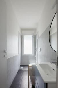 a white bathroom with a sink and a mirror at LaPalma Venezia (perfetto per famiglie) in Mestre