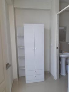 La salle de bains blanche est pourvue de toilettes et d'un lavabo. dans l'établissement HOTEL PARAACO, à Paracas
