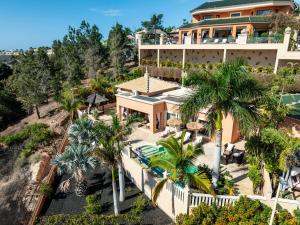 una vista aérea de una casa con palmeras en Royal Garden Villas, Luxury Hotel, en Adeje