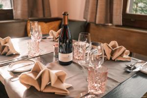 eine Flasche Wein auf dem Tisch in der Unterkunft Gasthof Tenne in Lenk im Simmental