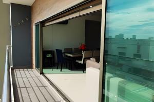 ein Balkon mit Blick auf ein Wohnzimmer und einen Tisch in der Unterkunft Portezza Natura in Mazatlán