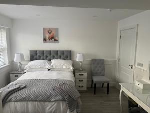 A bed or beds in a room at Johnsville House