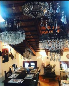 una sala da pranzo con lampadari pendenti appesi al soffitto di Locanda San Tomaso a Treviso