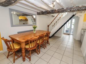 a dining room with a wooden table and chairs at Teulu in Llangollen