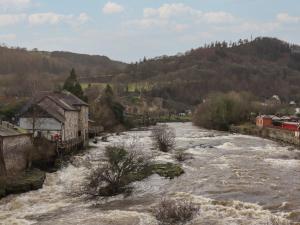 Un río con rápidos en medio de una ciudad en Teulu, en Llangollen