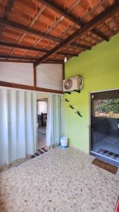 uma sala de estar com lareira e ventoinha em casa suite cabo frio em Cabo Frio