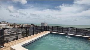 - une piscine au-dessus d'un balcon donnant sur l'océan dans l'établissement Flat em Tambaú 50m da praia, à João Pessoa