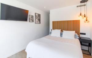 Cama ou camas em um quarto em Beautiful Apartment In Frigiliana With Kitchenette