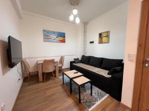 una sala de estar con un sofá y una mesa en Old Town Vip Apartment, en Novi Pazar
