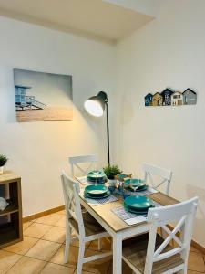 uma sala de jantar com uma mesa com pratos azuis em Casa Saline em Tarquinia