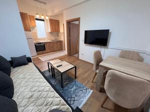 una sala de estar con un sofá y una mesa en Old Town Vip Apartment, en Novi Pazar