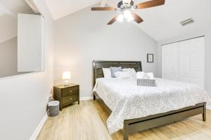 1 dormitorio con 1 cama y ventilador de techo en Updated Tallahassee Townhome 3 Mi to Downtown! en Tallahassee