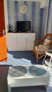 salon z telewizorem i stolikiem kawowym w obiekcie Apartment Ana w mieście Opatija