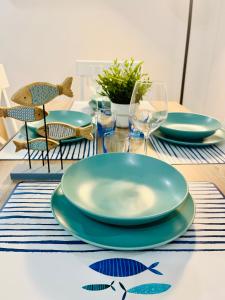 uma mesa com pratos e copos sobre uma mesa em Casa Saline em Tarquinia
