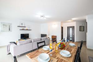 een woonkamer met een bank en een tafel bij Villa Antiqua by Algarve Vacation in Albufeira