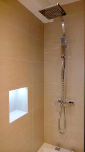 y baño con ducha con cabezal de ducha. en Madison Hill - Fernlea Garden 8 - One bedroom home, en Londres