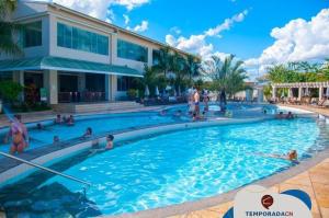 - une piscine dans un complexe avec des personnes dans l'établissement L'acqua diRoma 12345 / CN - Adriele, à Caldas Novas