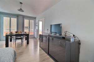 Televízia a/alebo spoločenská miestnosť v ubytovaní Studio Le Bourbon (31m²)