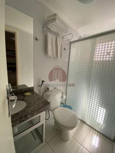 uma casa de banho com um WC, um lavatório e um chuveiro em L'acqua diRoma 12345 / CN - Adriele em Caldas Novas