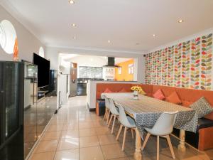 een eetkamer met een tafel en stoelen bij Hedgefield House in Grantham