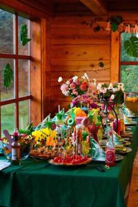 une table avec un tissu de table vert et de la nourriture dans l'établissement FOREST RIVER RESORT, à Vilnius