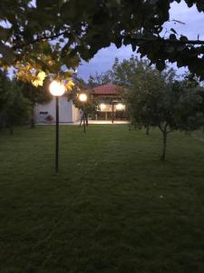 Quelques lumières dans un parc la nuit dans l'établissement Adorable 1 bedroom Vacation house near Sea., à Skála Foúrkas