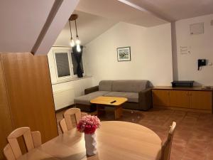 een woonkamer met een bank en een tafel bij J-Max in Bled