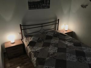 - une chambre avec un lit et 2 lampes dans l'établissement Adorable 1 bedroom Vacation house near Sea., à Skála Foúrkas