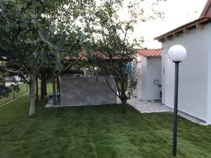 a backyard with a skateboard ramp in the grass at Adorable 1 bedroom Vacation house near Sea. in Skala Fourkas