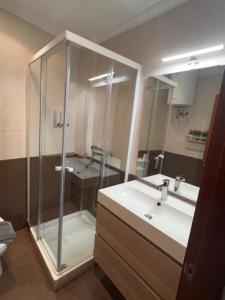 A bathroom at A estrenar ,con vistas al mar y aparcamiento gratis en el casco Viejo-Centro-Zona portuaria